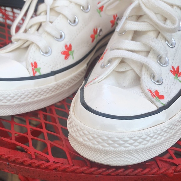 New CONVERSE CHUCK TAYLORS Cream Red Floral Stitched Tennies - Picture 2 of 12